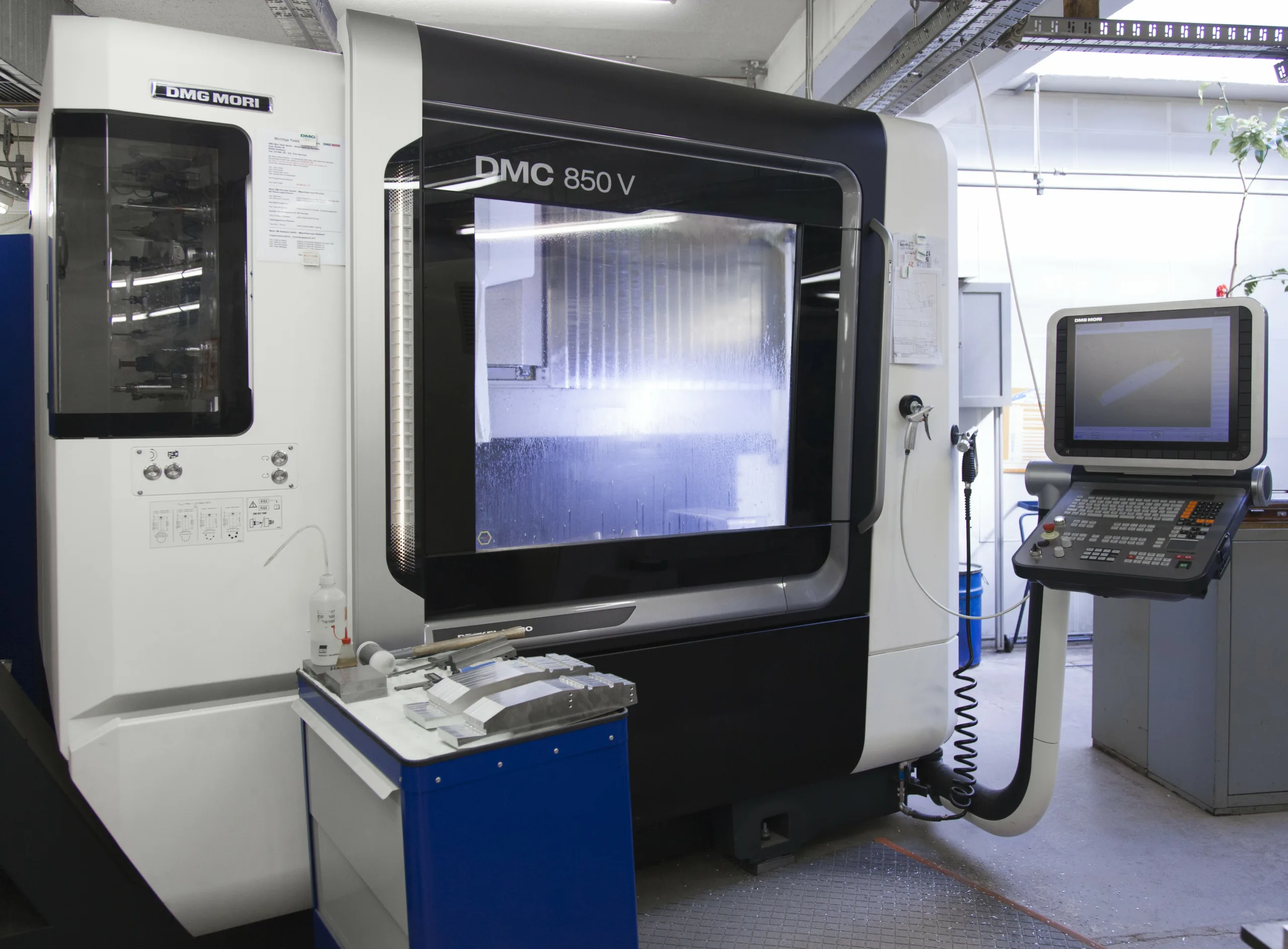 Fraesmaschine Eine Fraesmaschine bei Frolyt Kondensatoren und Bauelemente GmbH für die Lohnfertigung im Sondermaschinenbau