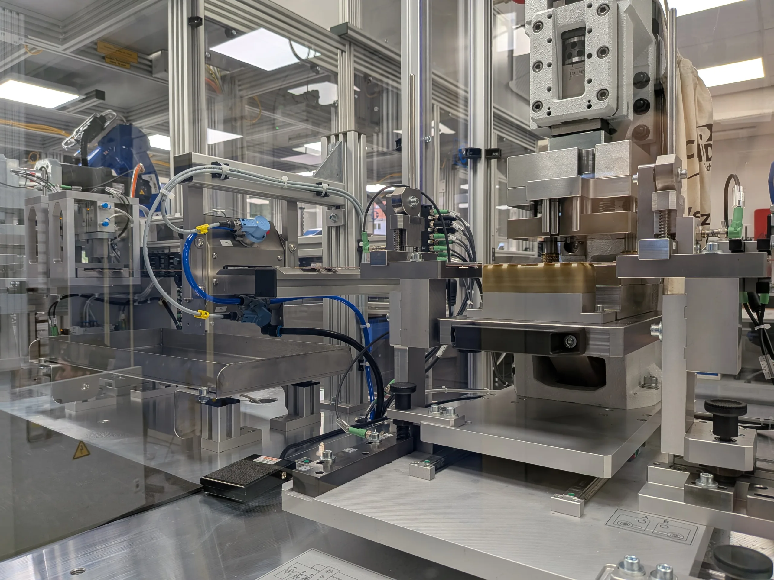 PXL_20250929_084347830 Stanz und Werkzeuganlagen bei Frolyt Kondensatoren Bauelemente GmbH